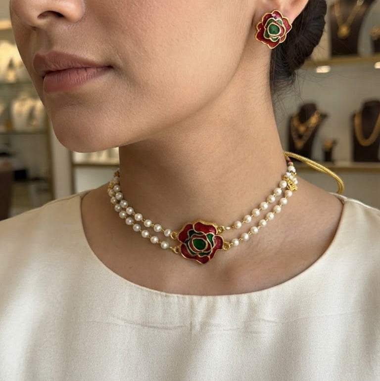 Pearl choker with flower motif