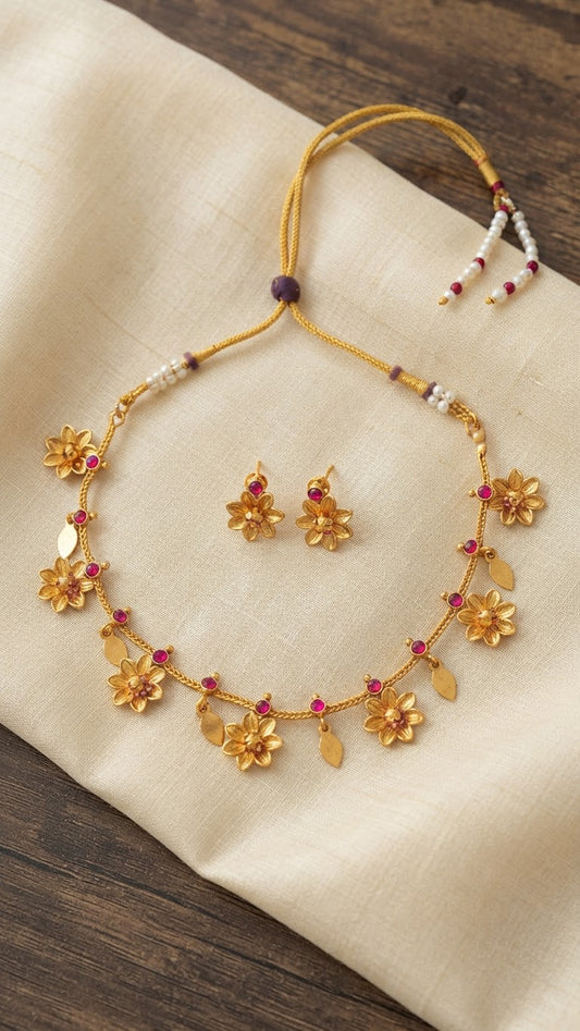 Choker set with flower motif